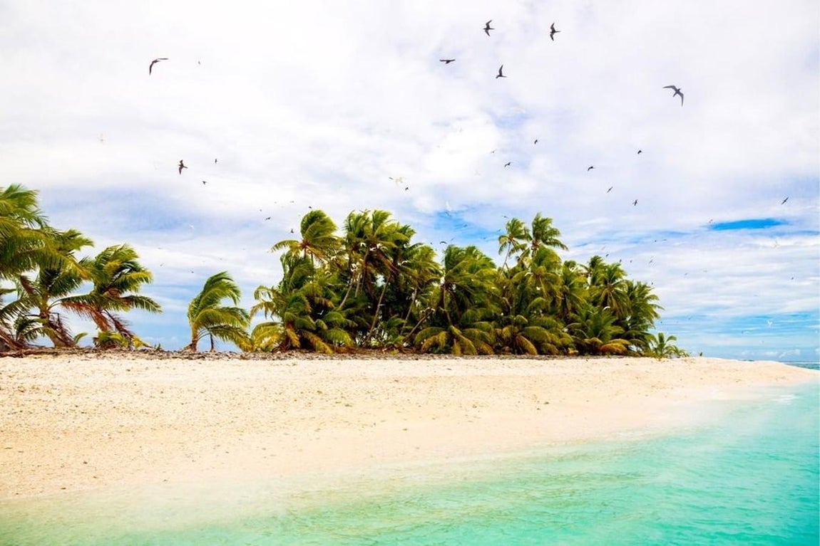 10- Tuvalu. Este país de la Polinesia se encuentra a mitad de camino entre Hawái y Australia, e igual que en los casos anteriores, su difícil acceso hace que solo unos pocos privilegiados puedan disfrutar de sus playas. Su punto fuerte es el área de Conservación Funafuti, una superficie de 33 km² repleta de arrecifes, lagunas y canales.