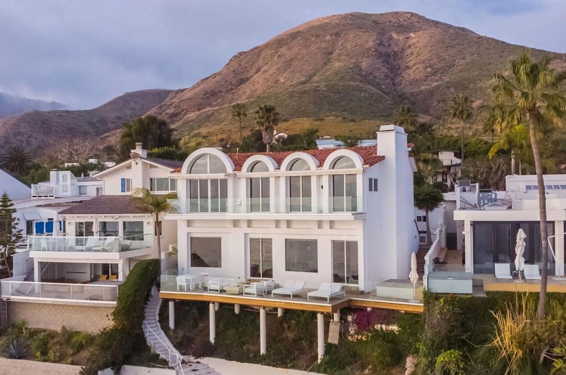 Una mansión envidiable. La residencia a pie de playa se encuentra en Malibú, y era propiedad de Bruce Jenner que se enamoró de la casa y la alquiló por un precio de 14.000 euros al mes para posteriormente comprarla a un precio de 5,2 millones. Entre otras curiosidades, aquí es donde el cabeza de familia vivió su cambio de sexo de hombre a mujer pasando a ser Caitlyn.