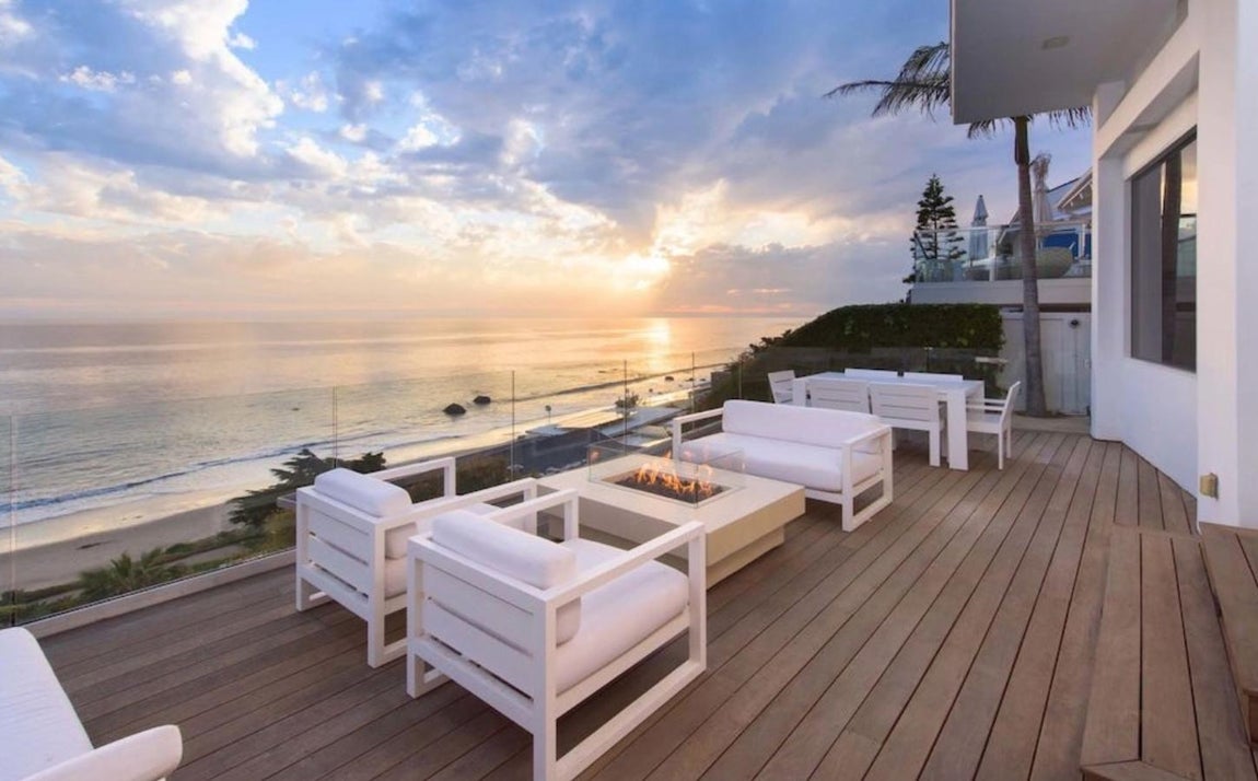 Acceso privado a la playa. Con sus casi 500 metros cuadrados no es de las más grandes que posee la familia, aunque lo cierto es que su diseño no puede ser más elegante. Posee cuatro dormitorios de tipo suite con baño, diversos salones y varias terrazas con vistas privilegiadas a Lechuza Beach.