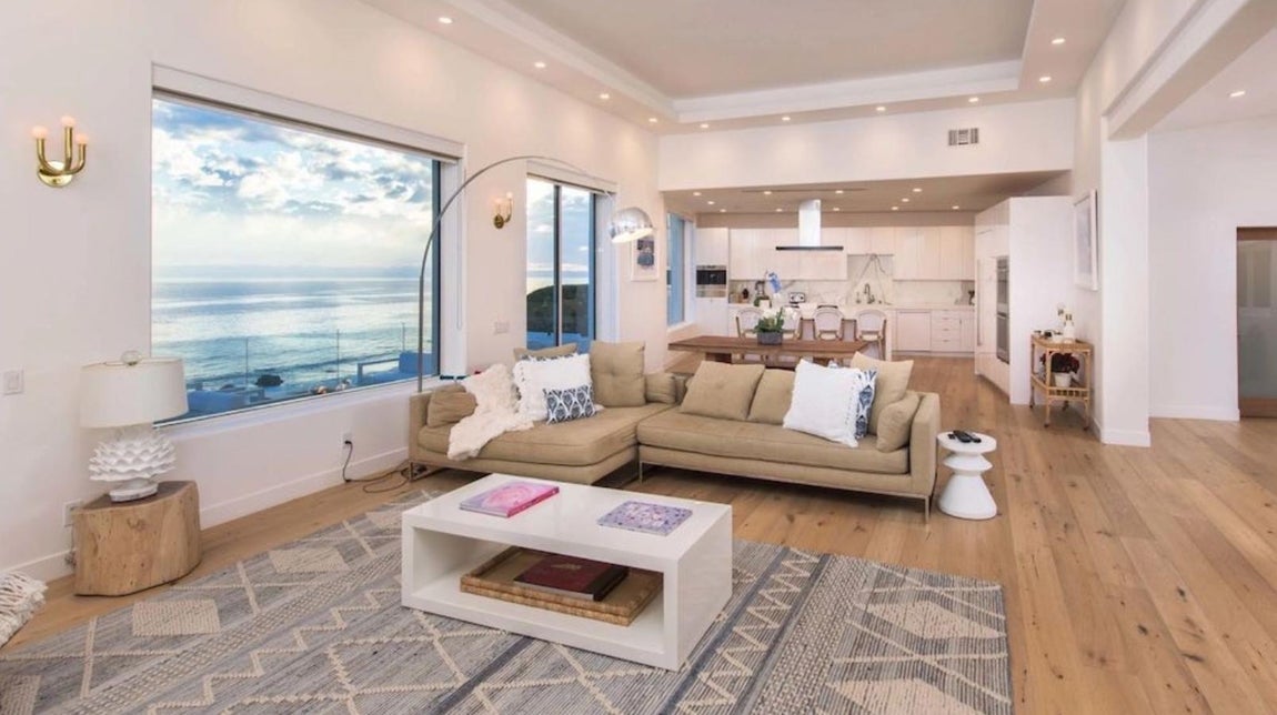 Múltiples salones y terrazas. La casa ha sido remodelada en varias ocasiones y actualmente el diseño se centra en un estilo minimalista con una paleta de color en tonos nudes y blancos ciertos toques tropicales a través de la mezcla de materiales como la rafia o la madera.