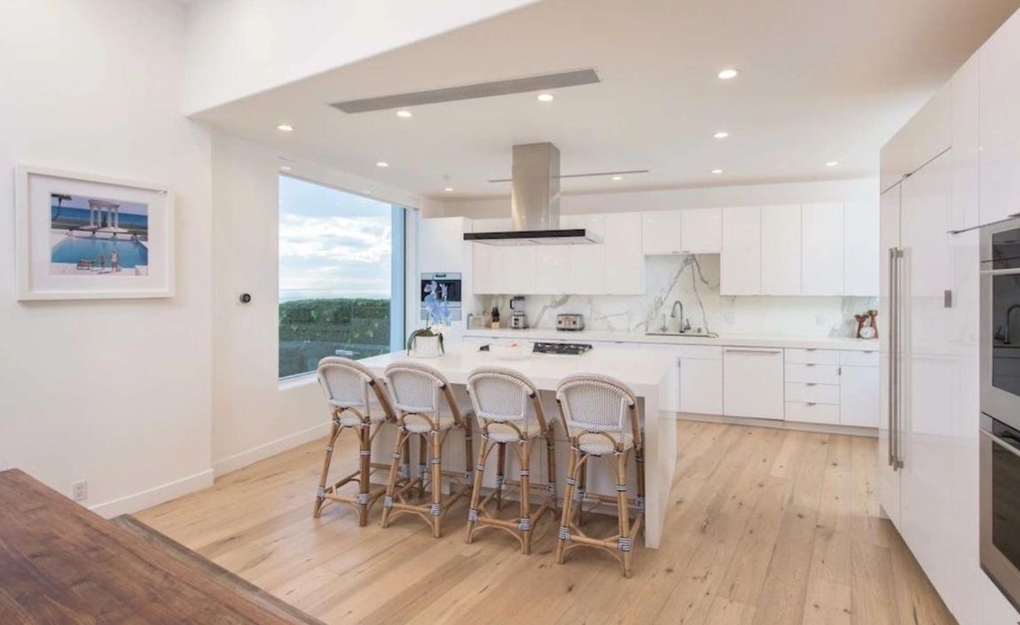 Atención al detalle. Las formas sinuosas se combinan con otras más rígidas con las que contrastan consiguiendo un equilibrio perfecto.