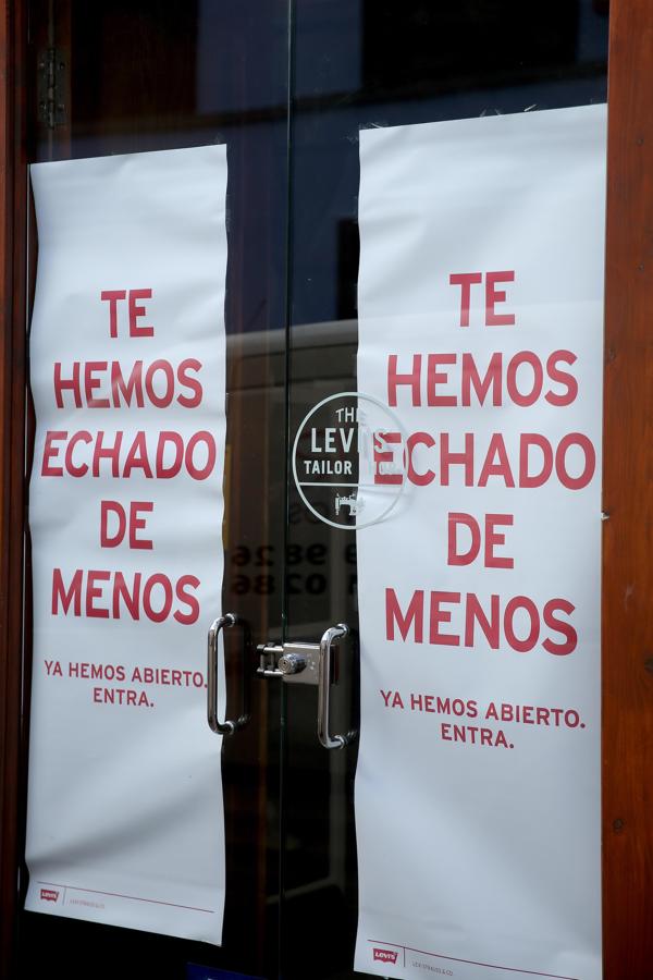 Invitación a los clientes. En la ciudad tinerfeña de La Laguna algunos pequeños comercios invitan al público a entrar después de más de 50 días de permanecer cerrados. «Te hemos echado de menos. Ya hemos abierto. Entra», se lee en una tienda de ropa juvenil