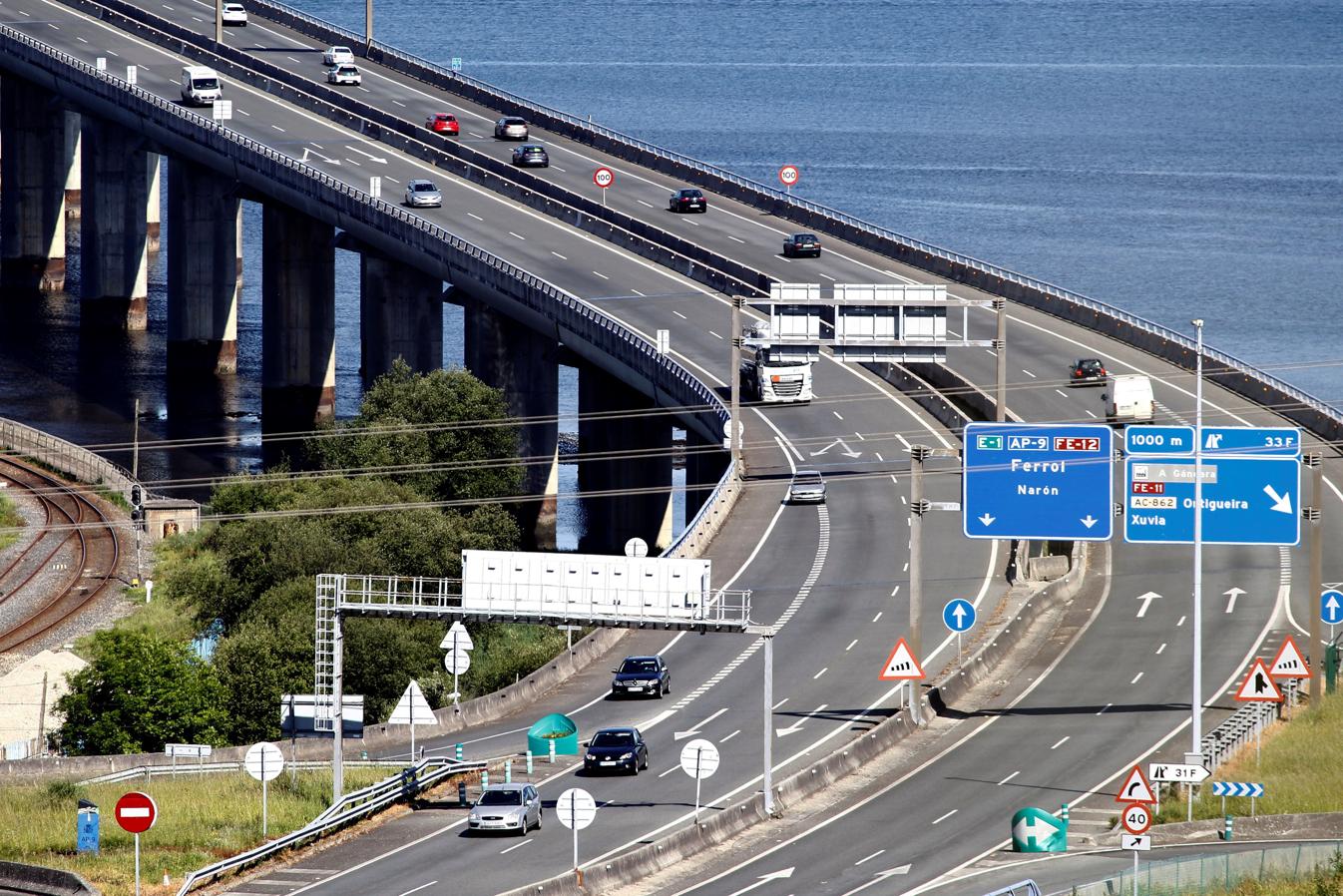 Segundas residencias, visitas a la familia, viajes interprovinciales.... La fase 1 ha dado vía libre a los desplazamientos interprorvinciales para ir a segundas residencias o visitar a familiares siempre y cuando no se esté en cuarentena ni se tenga fiebre o cualquier otro síntoma vinculado o sospechoso de coronavirus. Hasta un máximo de diez personas se pueden reunir guardando la distancia de seguridad en una vivienda o en la calle. Además, todos los miembros de una familia que convivan juntos pueden viajar en el  mismo vehículo. Todo ello ha provocado un aumento del tráfico como se puede comprobar en la autovía Ferrol-La Coruña a su paso por Neda