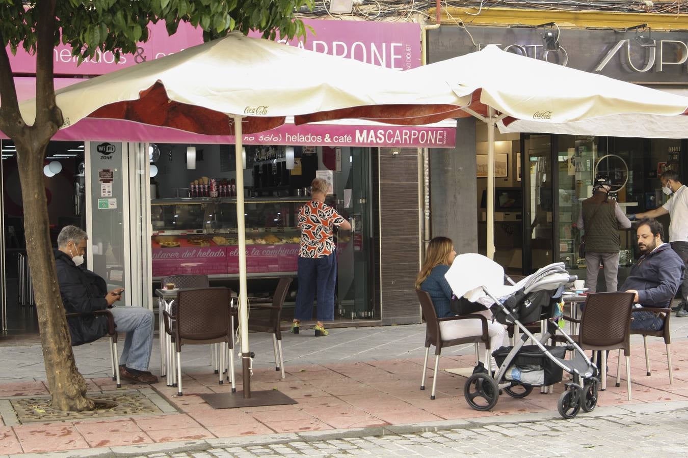 Cerca de mil bares y numerosos comercios de Sevilla reabren el primer día de la fase uno de «desescalada»