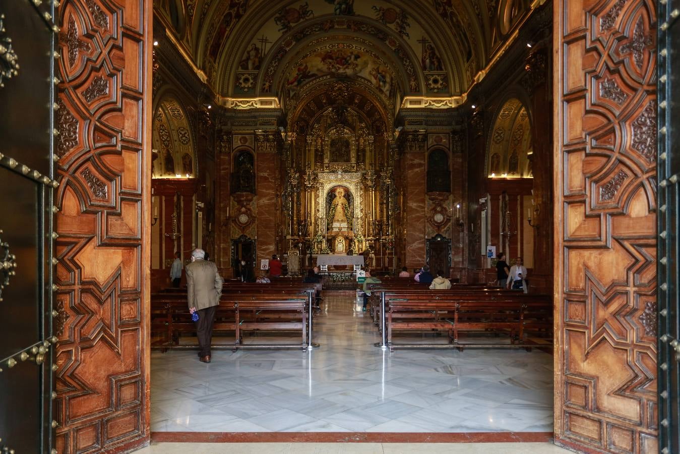 La Basílica de la Macarena abre sus puertas de nuevo