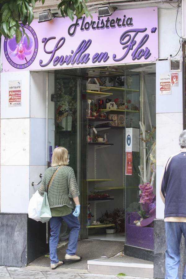 Cerca de mil bares y numerosos comercios de Sevilla reabren el primer día de la fase uno de «desescalada»