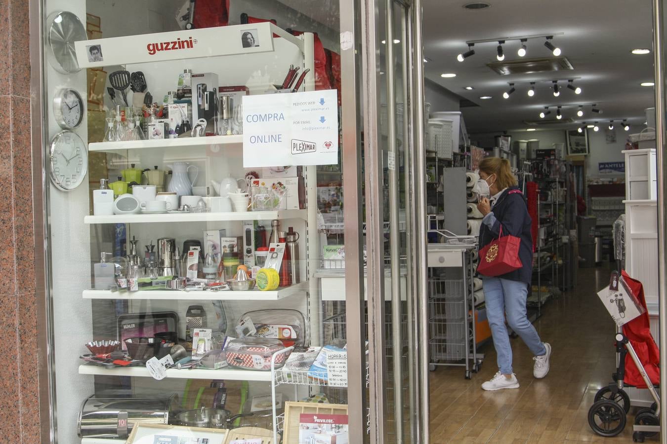 Cerca de mil bares y numerosos comercios de Sevilla reabren el primer día de la fase uno de «desescalada»