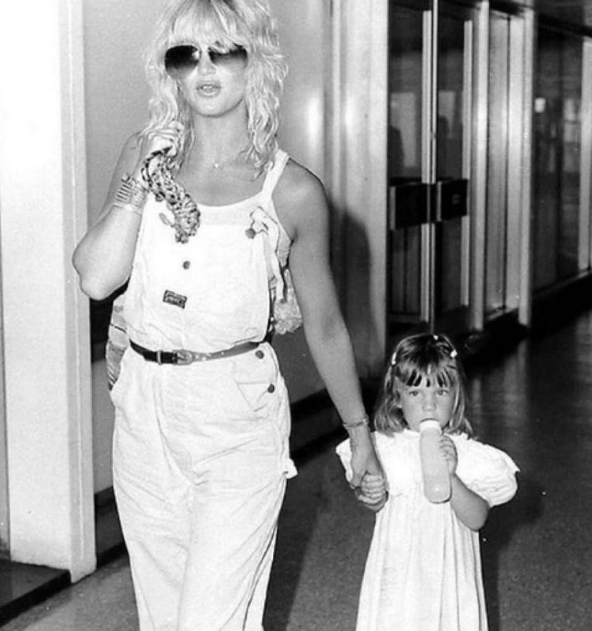 Kate Hudson, de pequeña, junto a su madre Goldie Hawn. 