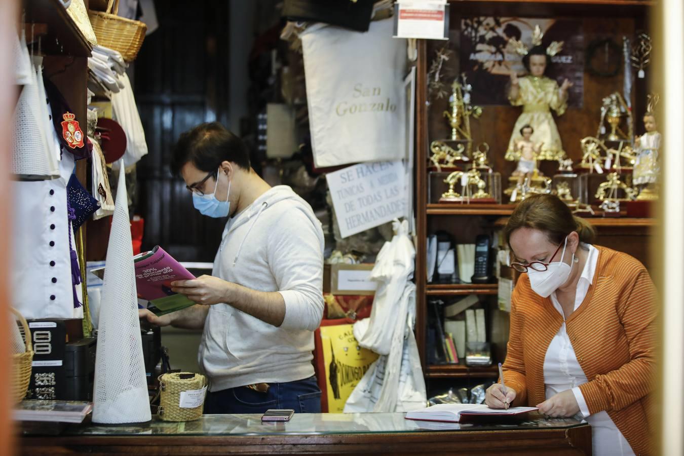 Segundo día de reapertura de comercios en Sevilla