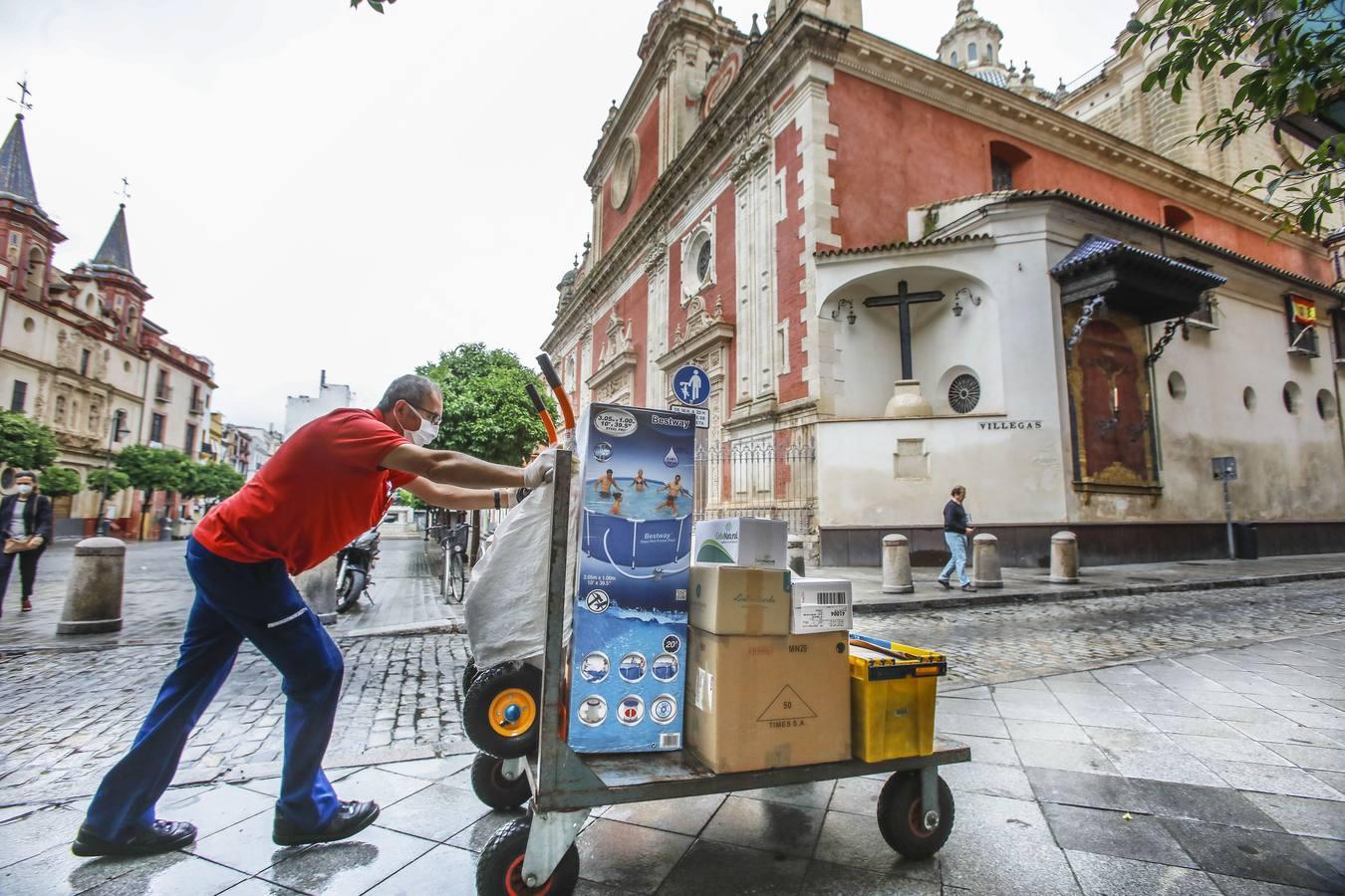 Segundo día de reapertura de comercios en Sevilla