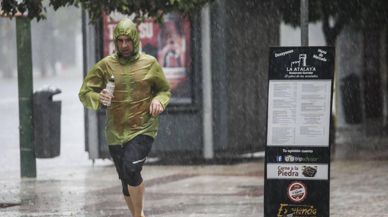 En imágenes, Sevilla bajo las fuertes lluvias y tormentas de este martes