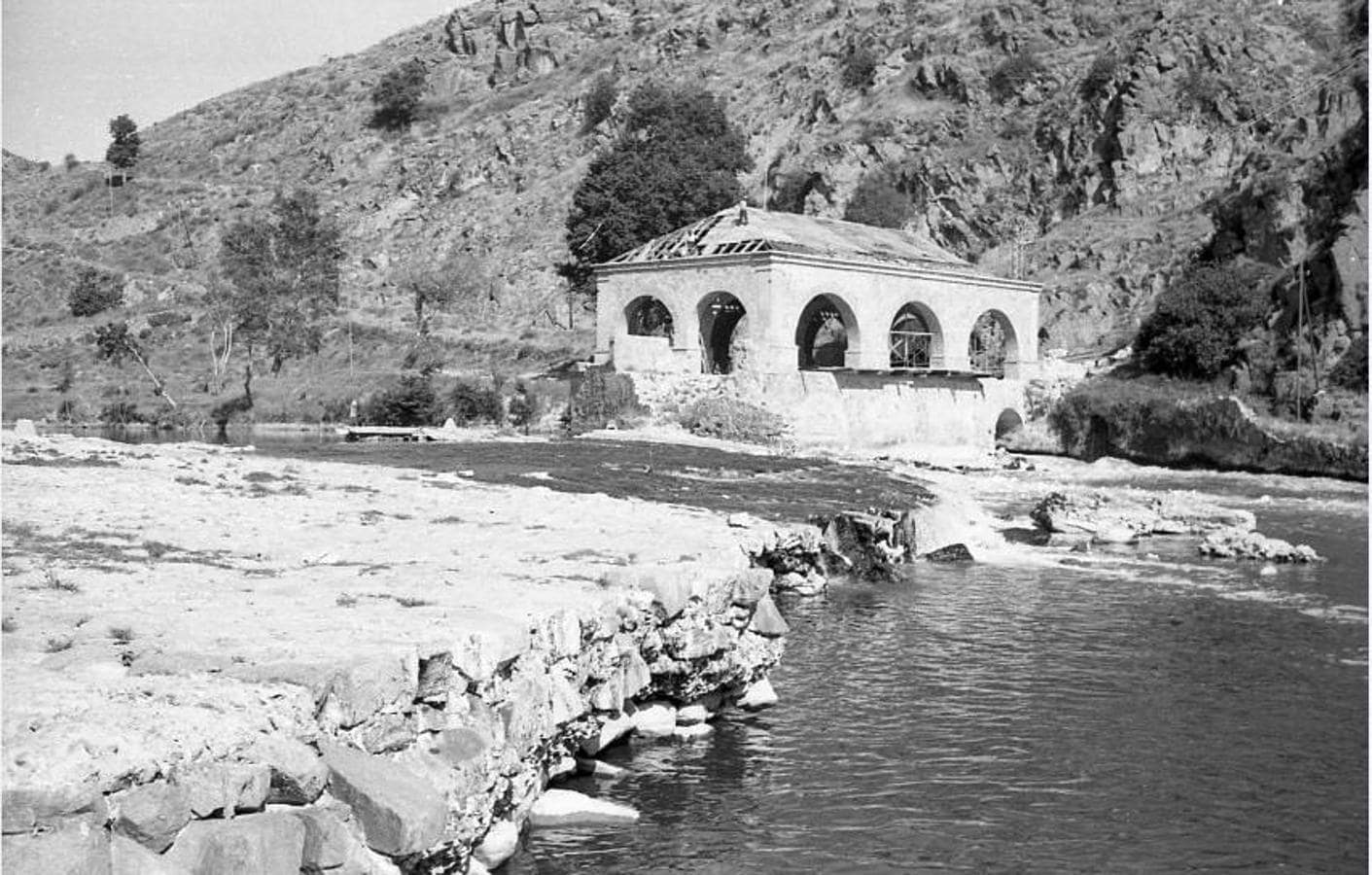 Rehabilitación de la central y la presa de Saelices en 1976. Una de las obras de compensación del Trasvase Tajo-Segura. FOTOGRAFIA. RAFAEL DEL CERRO. 