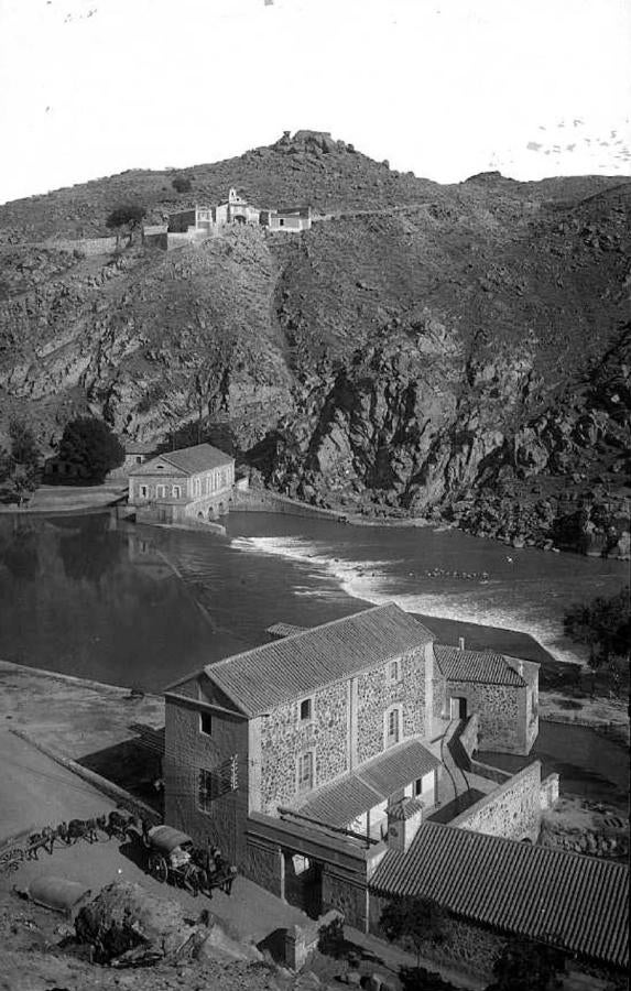 Fotografía de Thomas hacia 1910. Arriba ermita de la Virgen del Valle. Debajo, la central eléctrica y la presa de Saelices. En primer término, la fábrica de harinas de Jerónimo Sierra Nestar. Archivo Municipal de Toledo.. 