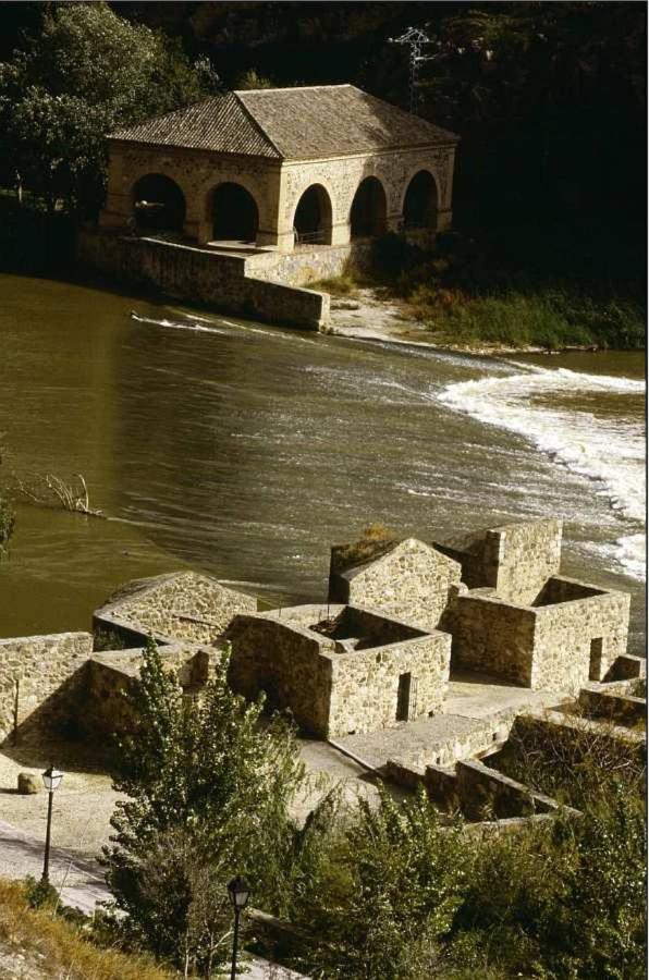 Abajo, restos de los antiguos molinos del Hierro fotografiados por Oscar Huertas Fraile en 1998. Archivo Municipal de Toledo. 