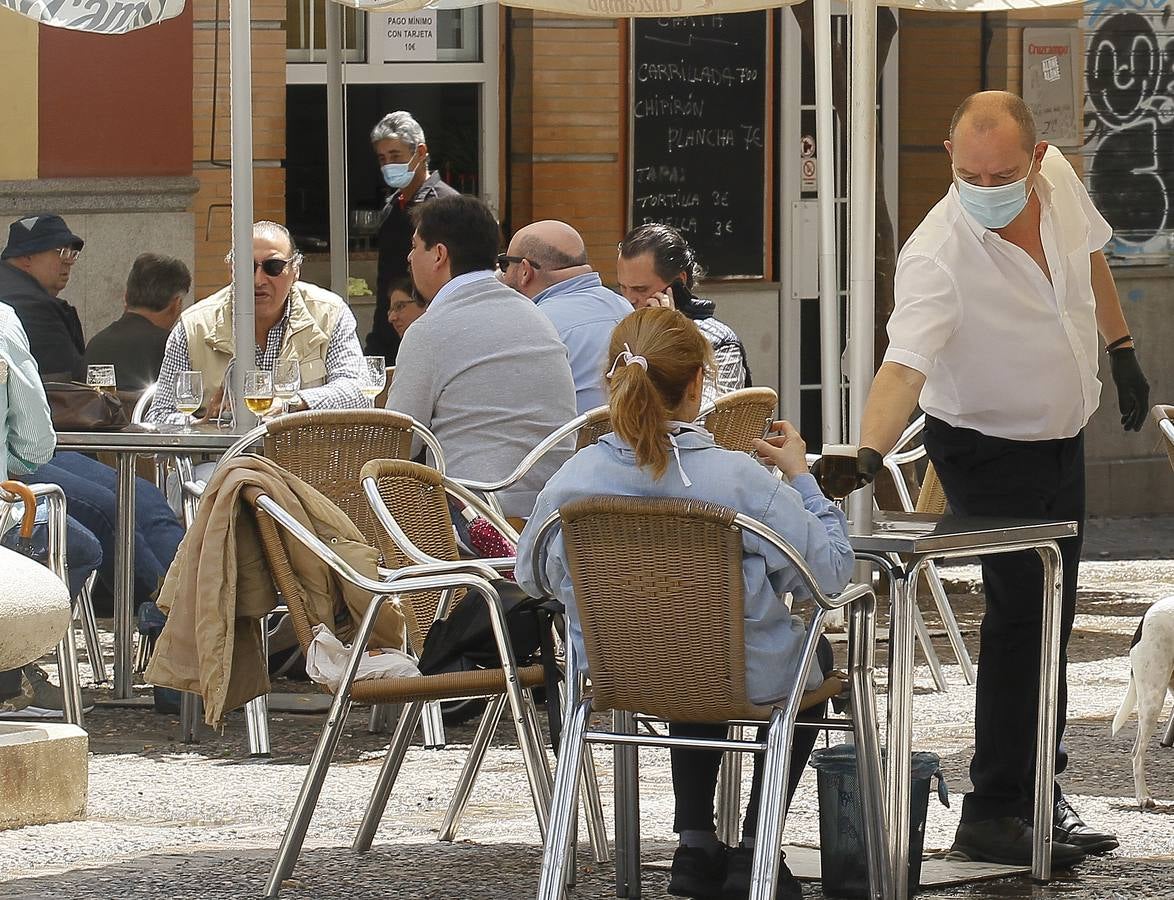 Ambiente en las terrazas de los bares de Sevilla en el tercer día de la fase 1