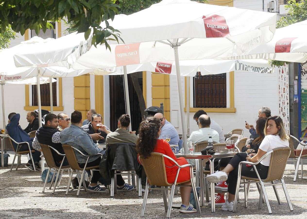 Ambiente en las terrazas de los bares de Sevilla en el tercer día de la fase 1