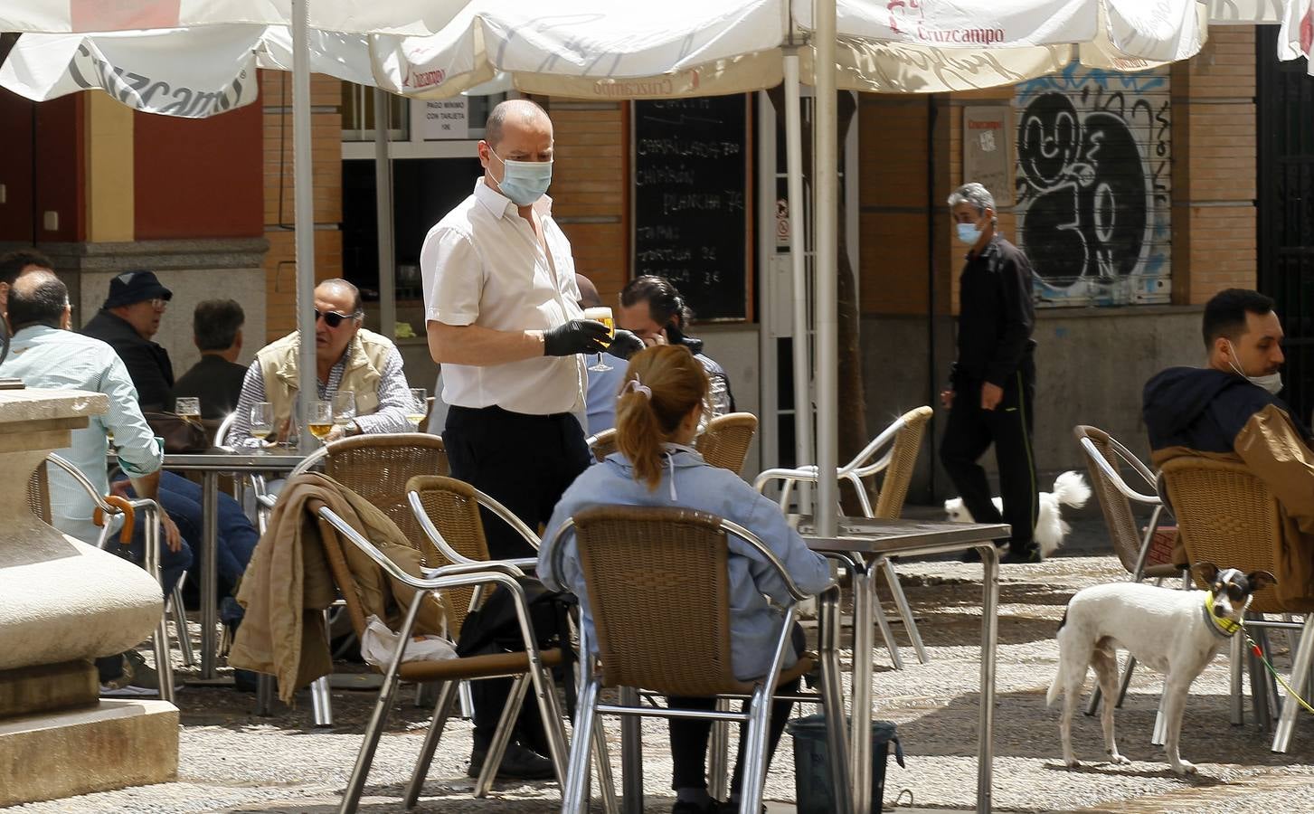 Ambiente en las terrazas de los bares de Sevilla en el tercer día de la fase 1