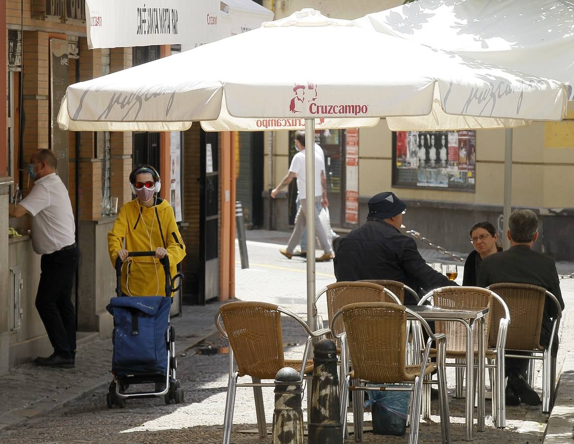 Ambiente en las terrazas de los bares de Sevilla en el tercer día de la fase 1