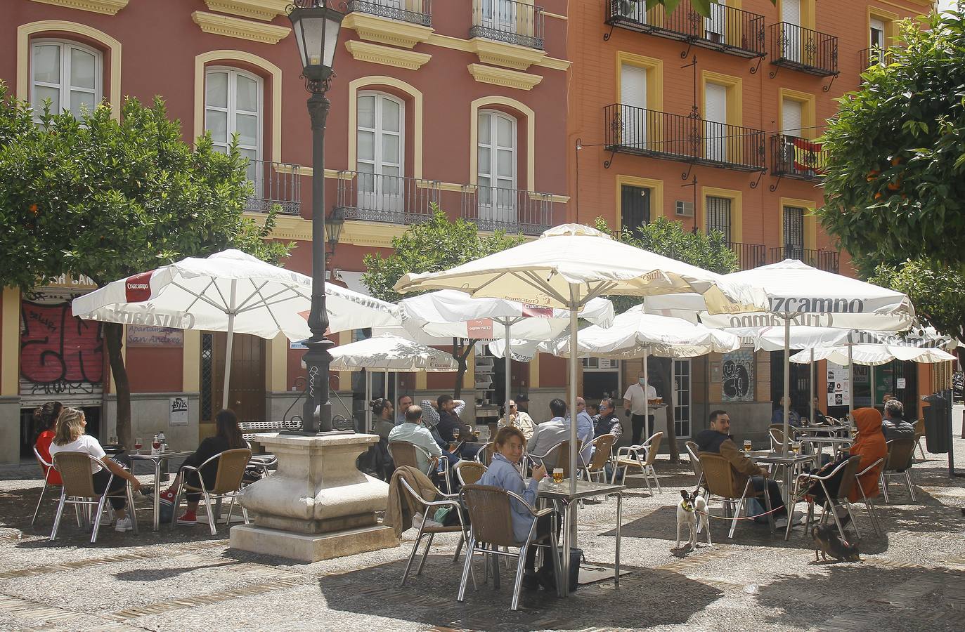 Ambiente en las terrazas de los bares de Sevilla en el tercer día de la fase 1