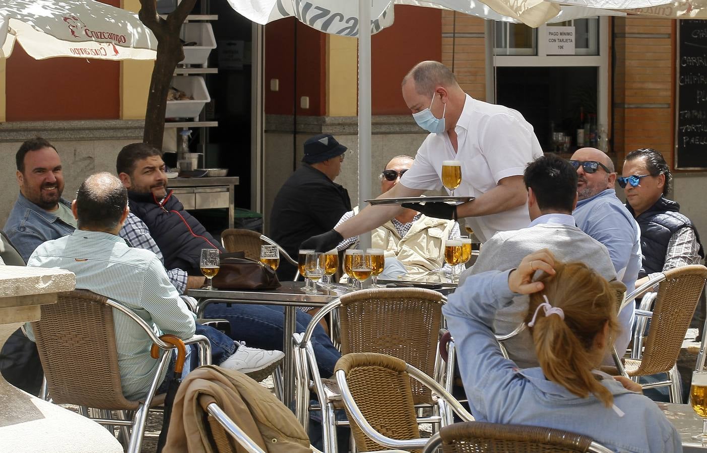 Ambiente en las terrazas de los bares de Sevilla en el tercer día de la fase 1