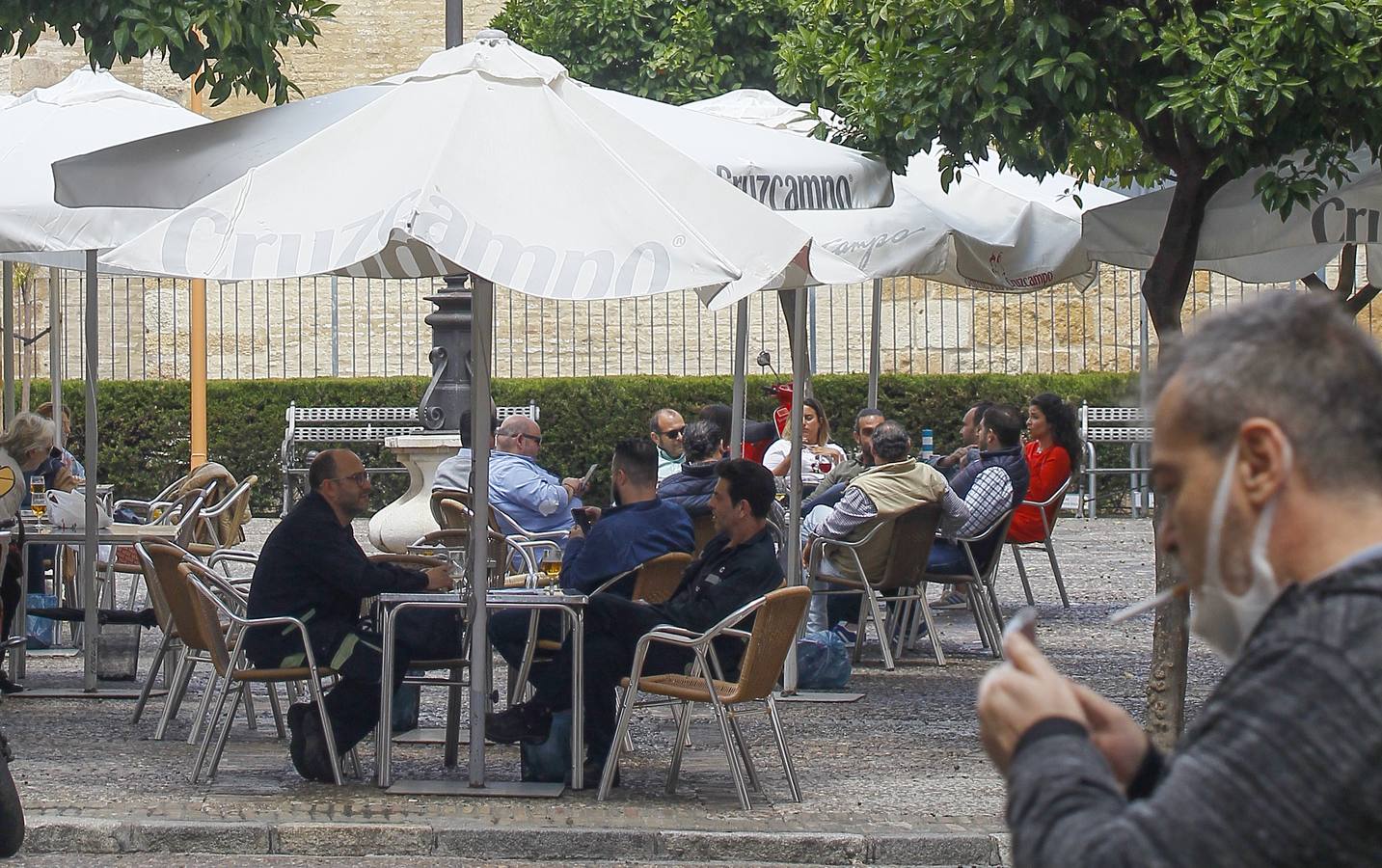 Ambiente en las terrazas de los bares de Sevilla en el tercer día de la fase 1