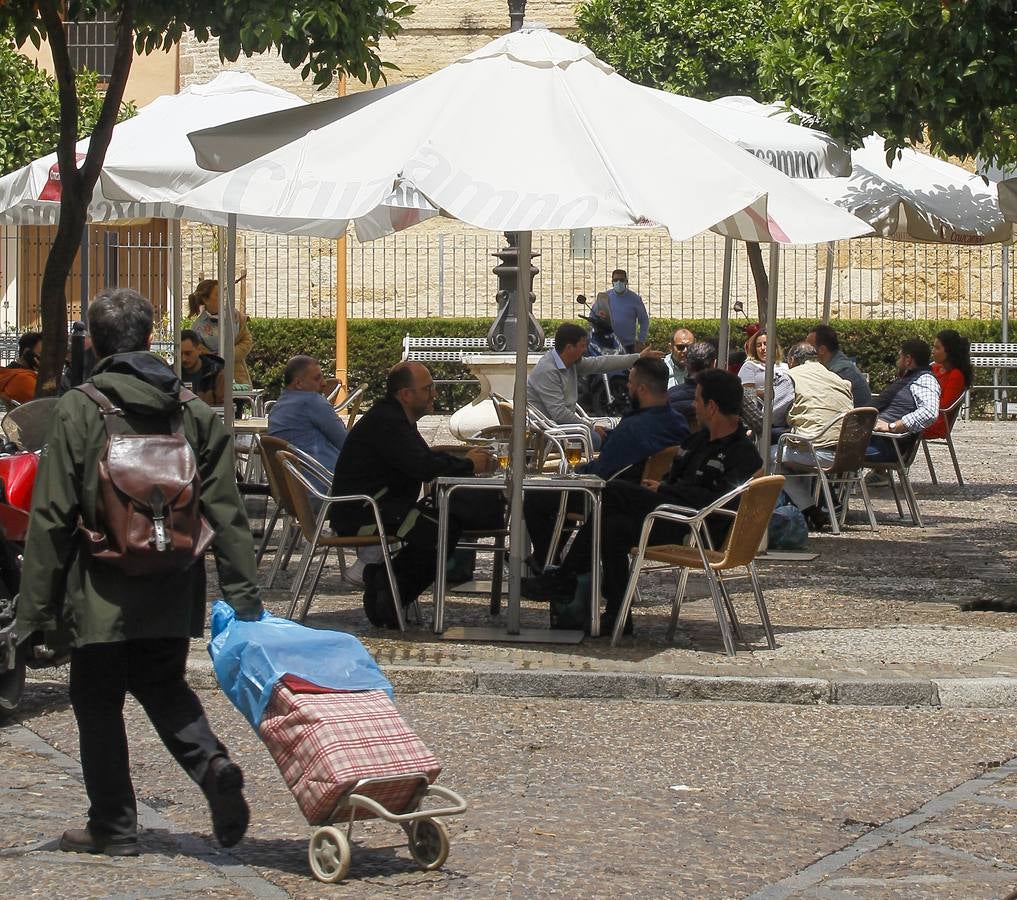 Ambiente en las terrazas de los bares de Sevilla en el tercer día de la fase 1