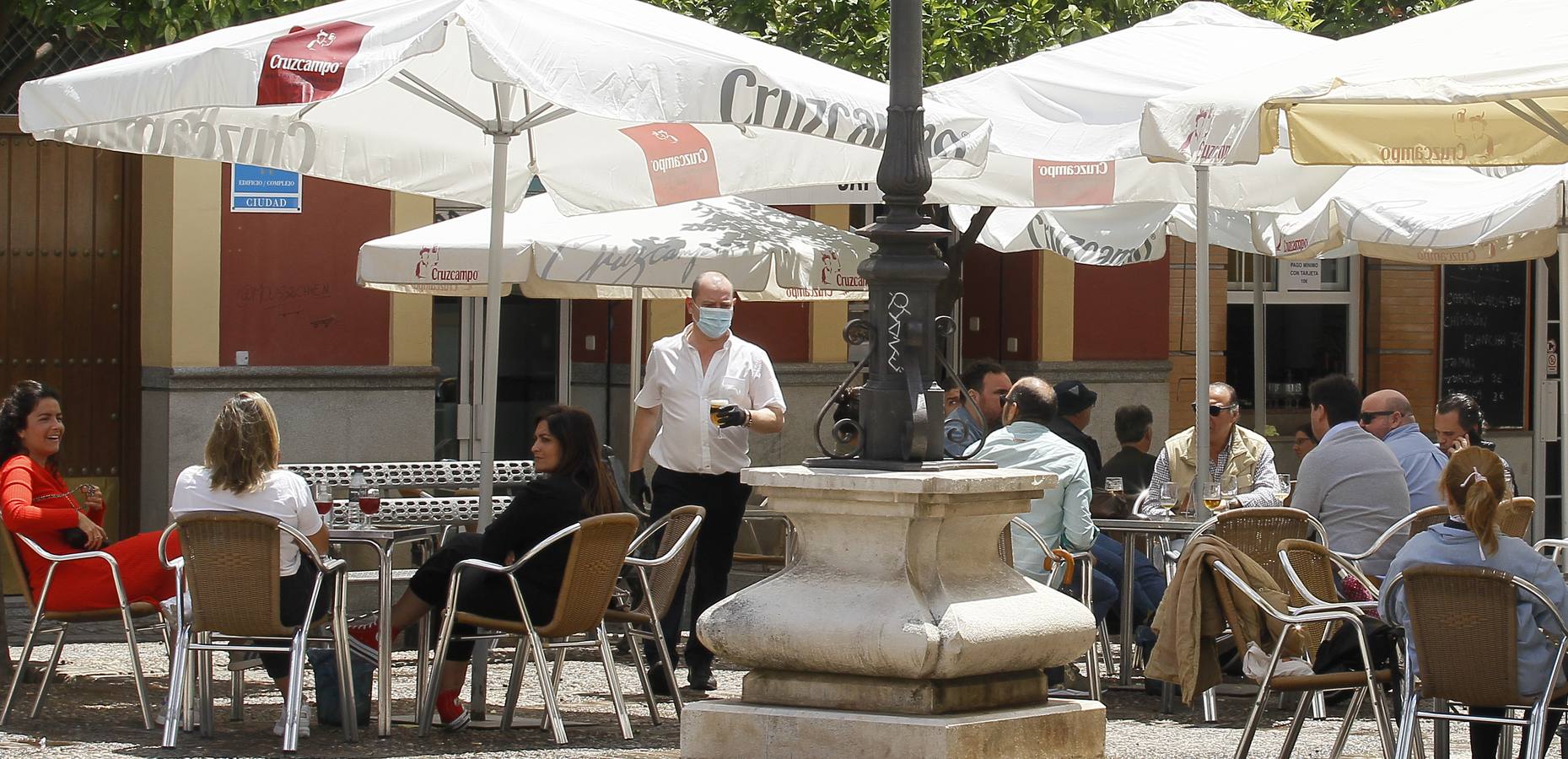 Ambiente en las terrazas de los bares de Sevilla en el tercer día de la fase 1