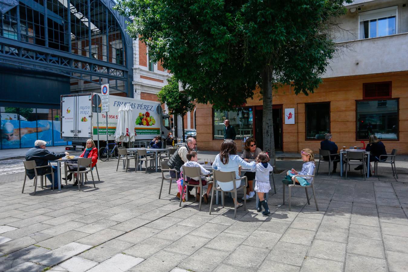 Ambiente en las terrazas de los bares de Sevilla en el tercer día de la fase 1