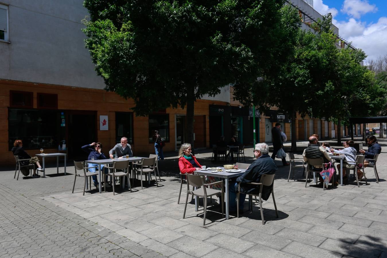 Ambiente en las terrazas de los bares de Sevilla en el tercer día de la fase 1