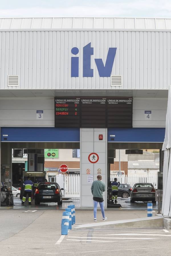 La reapertura de las estaciones de ITV de Andalucía, en imágenes