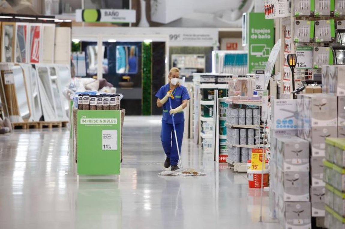 Así se prepara Leroy Merlín en Córdoba para reabrir, en imágenes