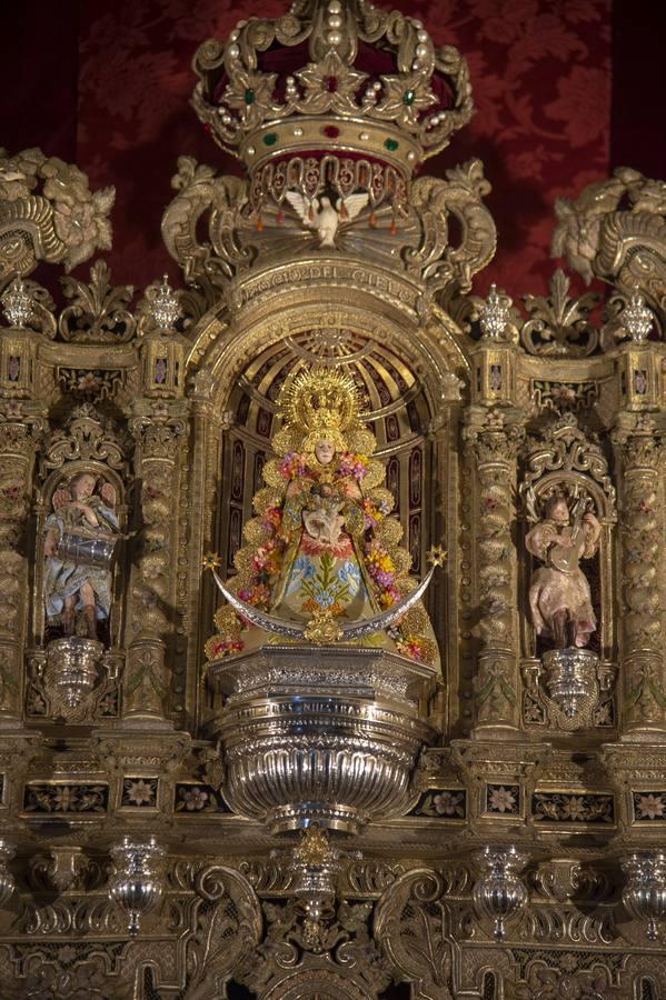 El altar de triduo del Rocío de la Macarena