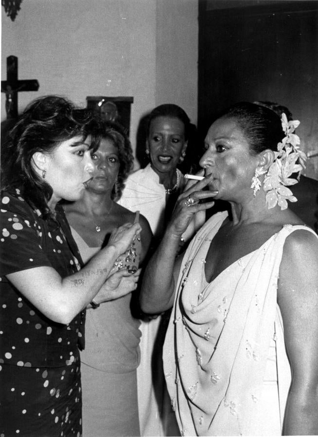 Lola Flores se fuma un cigarro minutos antes de la boda de su hija Lolita