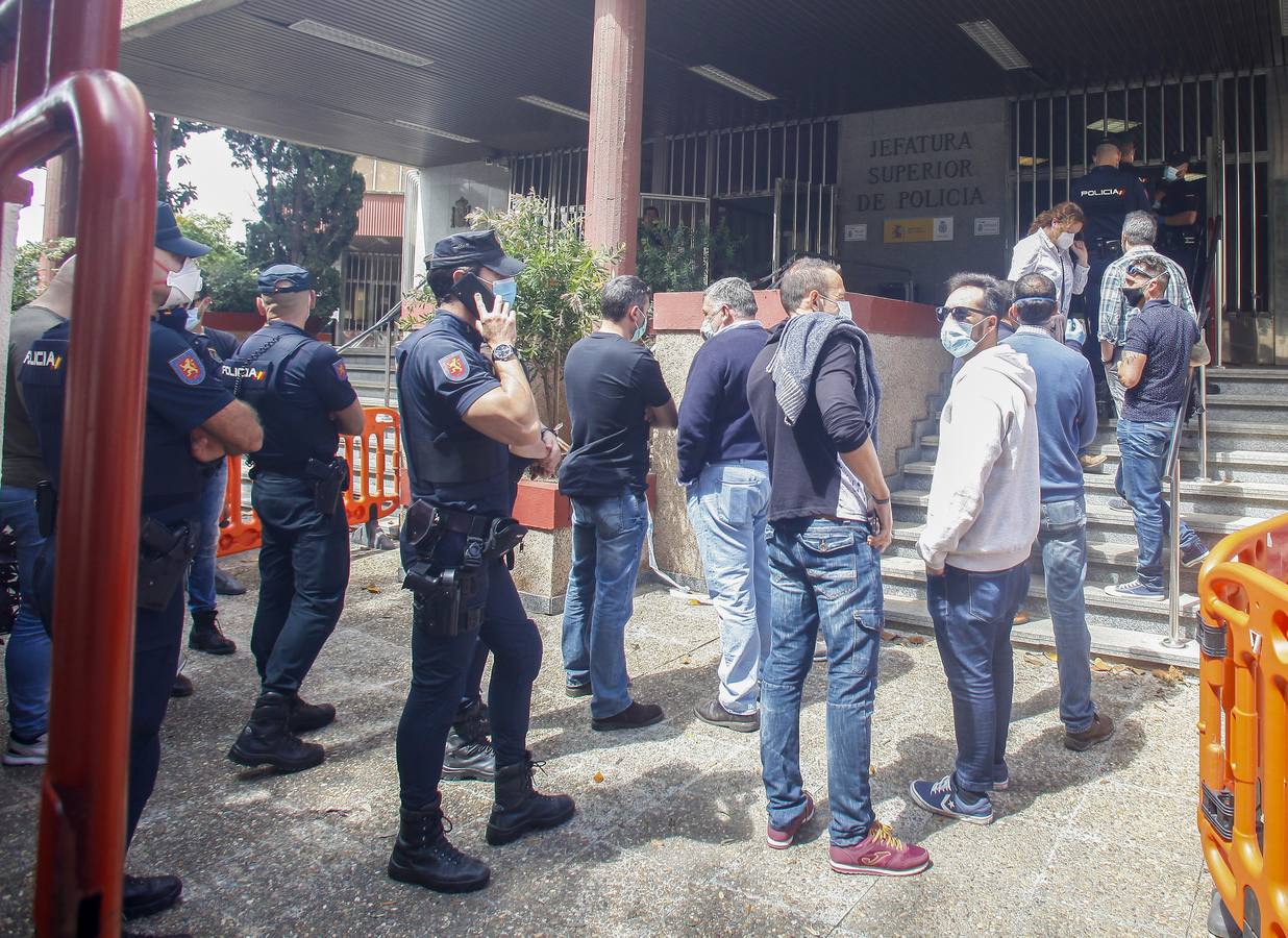 Largas colas de policías nacionales en Sevilla para hacerse test de coronavirus