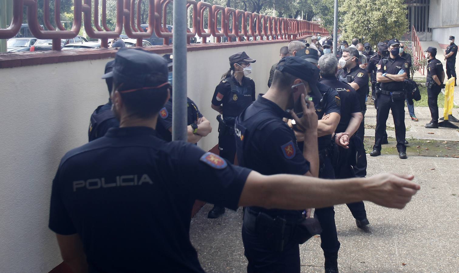 Largas colas de policías nacionales en Sevilla para hacerse test de coronavirus