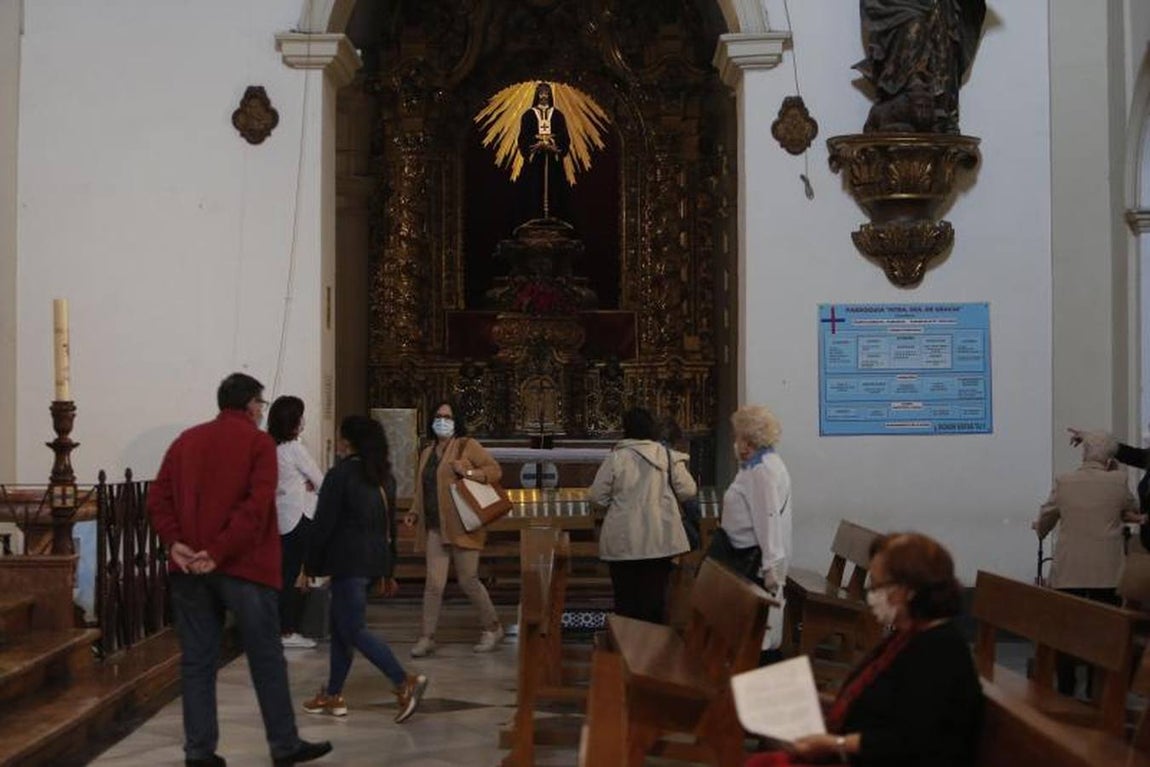 La visita al Rescatado en el primer viernes con los templos abiertos, en imágenes