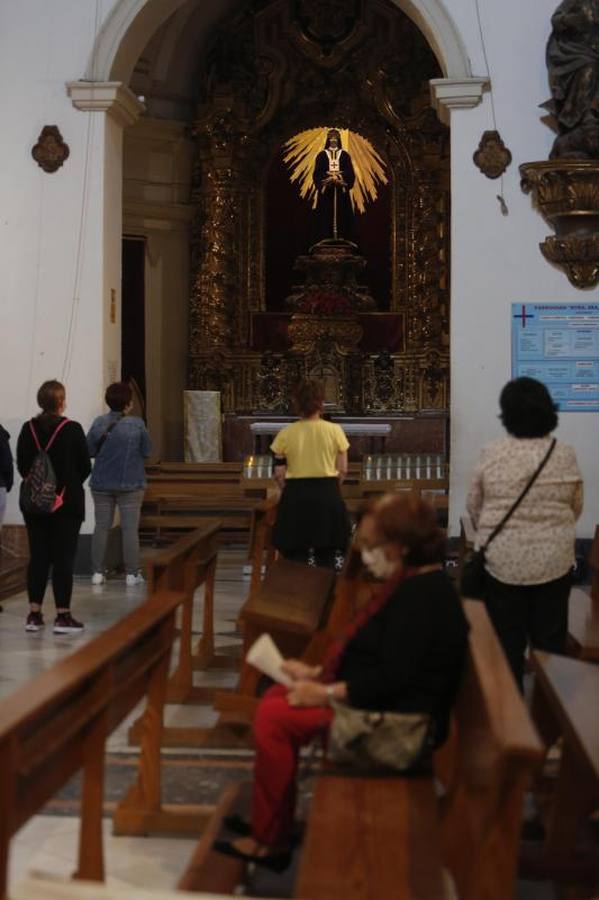 La visita al Rescatado en el primer viernes con los templos abiertos, en imágenes