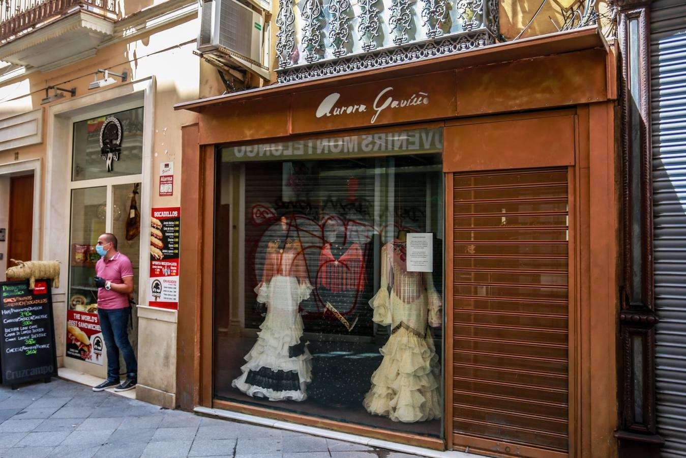 La moda flamenca se viste de luto en Sevilla