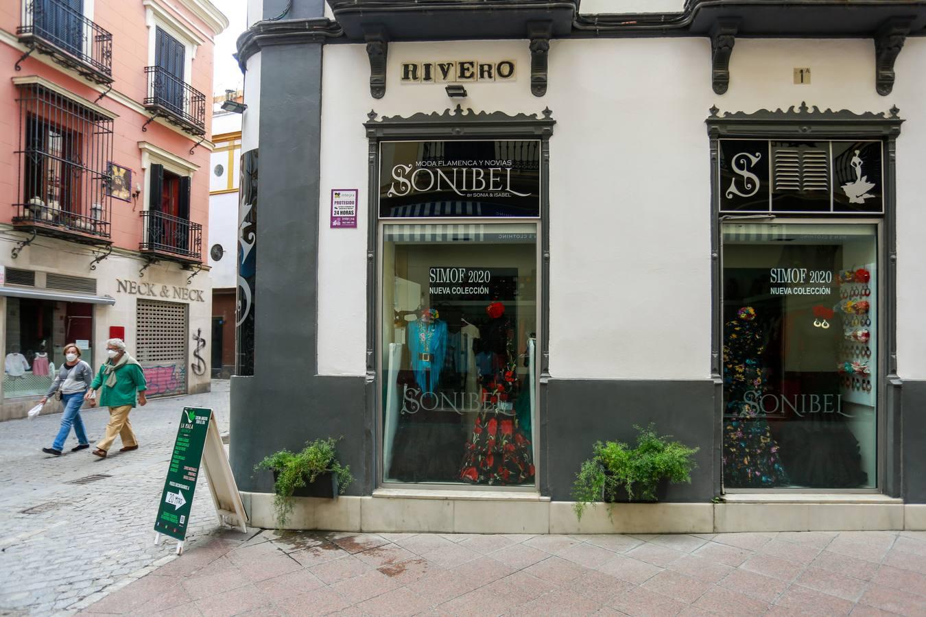 La moda flamenca se viste de luto en Sevilla