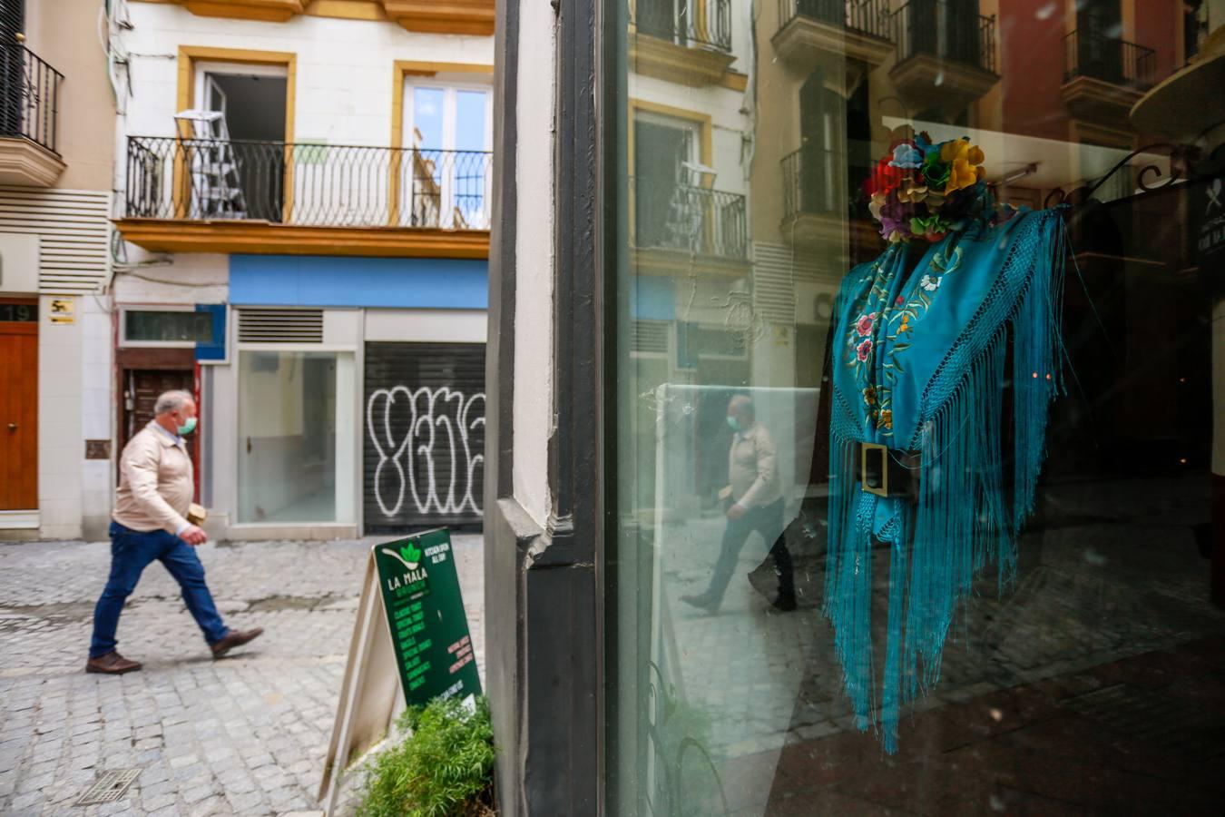 La moda flamenca se viste de luto en Sevilla