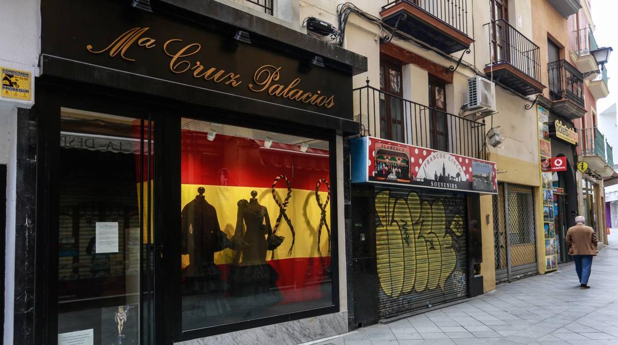 La moda flamenca se viste de luto en Sevilla