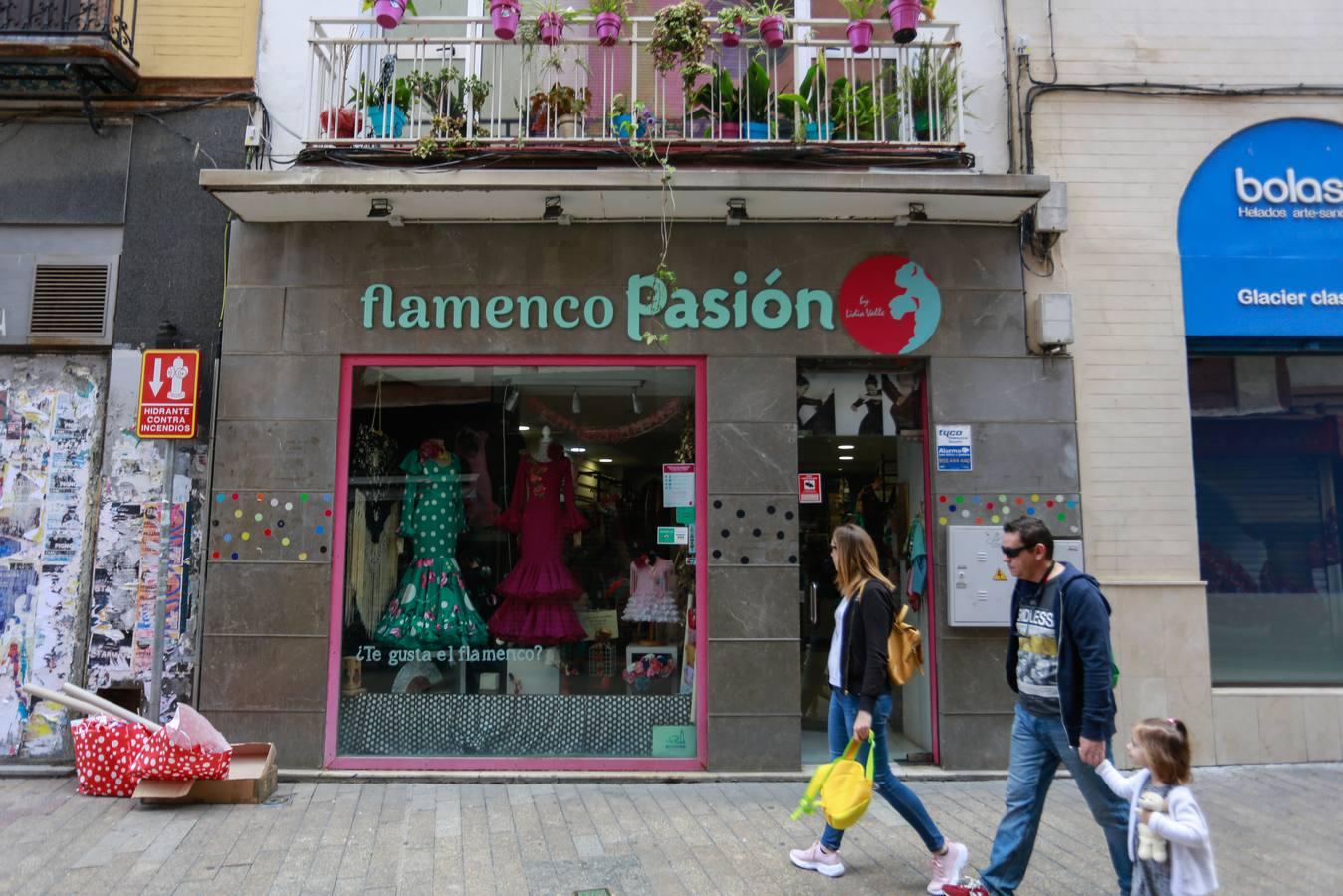 La moda flamenca se viste de luto en Sevilla