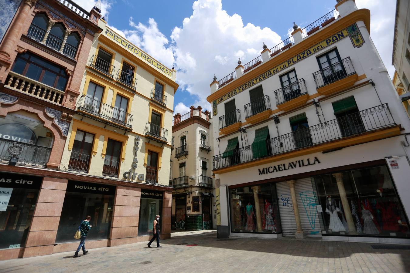 La moda flamenca se viste de luto en Sevilla