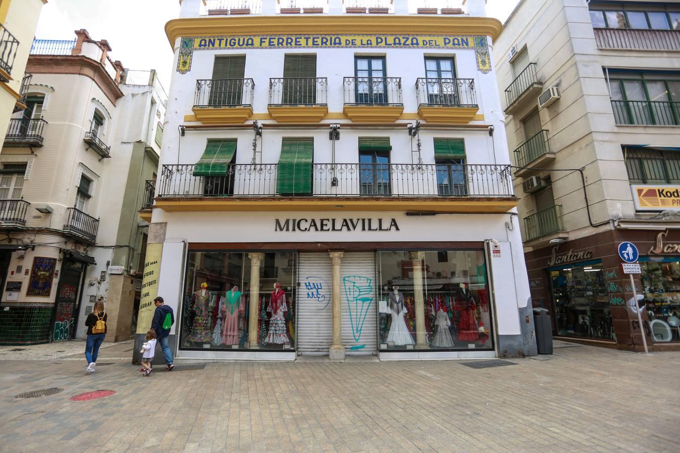 La moda flamenca se viste de luto en Sevilla