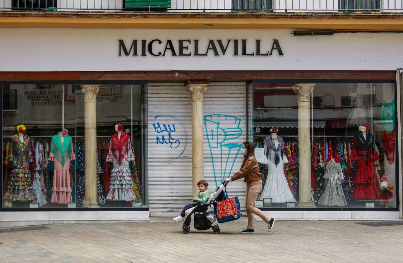 La moda flamenca se viste de luto en Sevilla