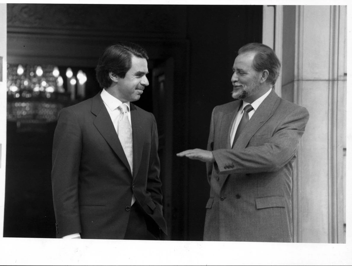 Aznar recibe a Anguita en Moncloa en 1999 en la época de la famosa «pinza» contra el PSOE, que acabó en 20 meses con el gobierno en minoría del socialista Manuel Chaves en la Junta de Andalucía (1994-1996) y propició gobiernos locales al PP y a IU