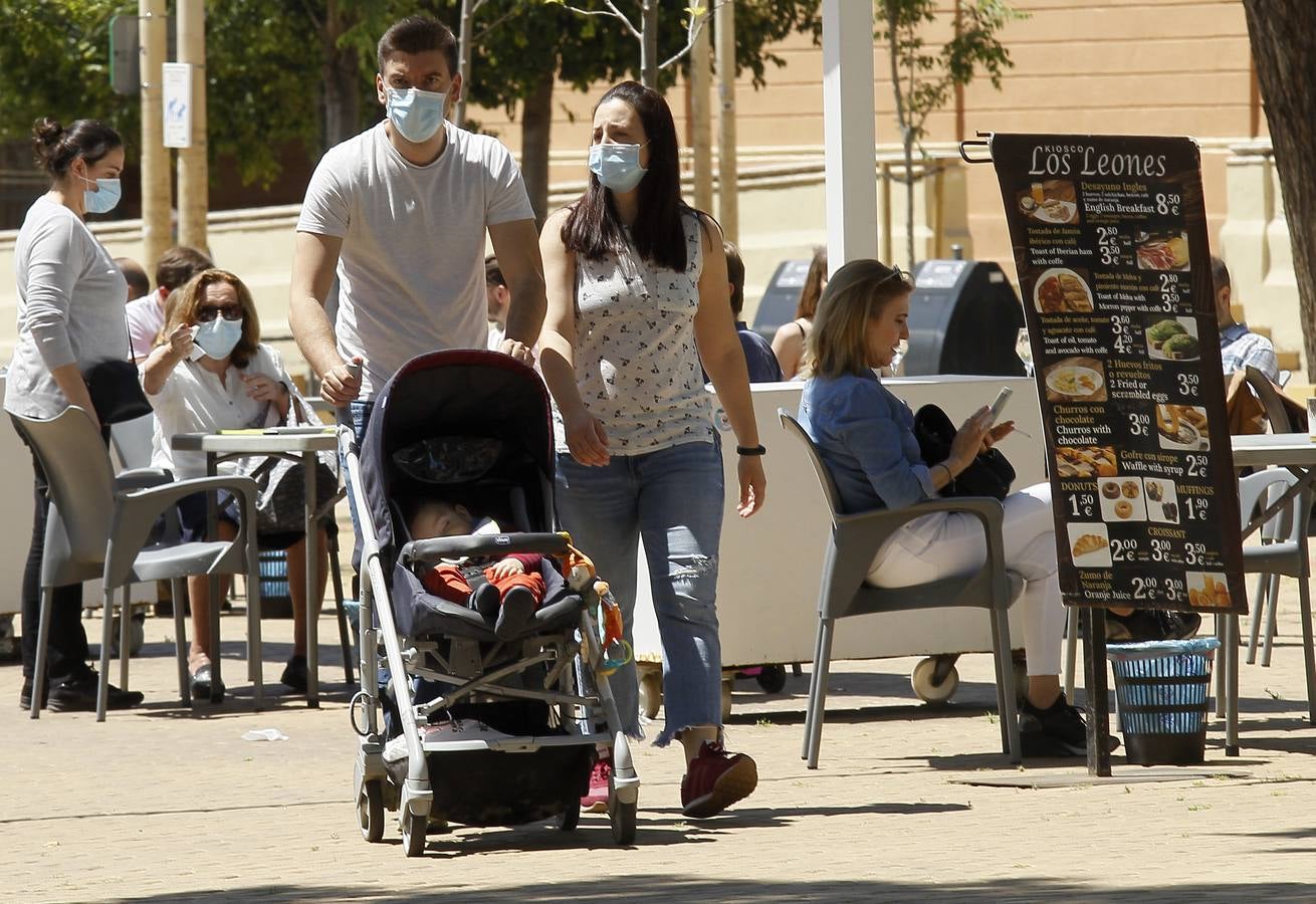 La «nueva normalidad» ya llena paseos y terrazas en Sevilla