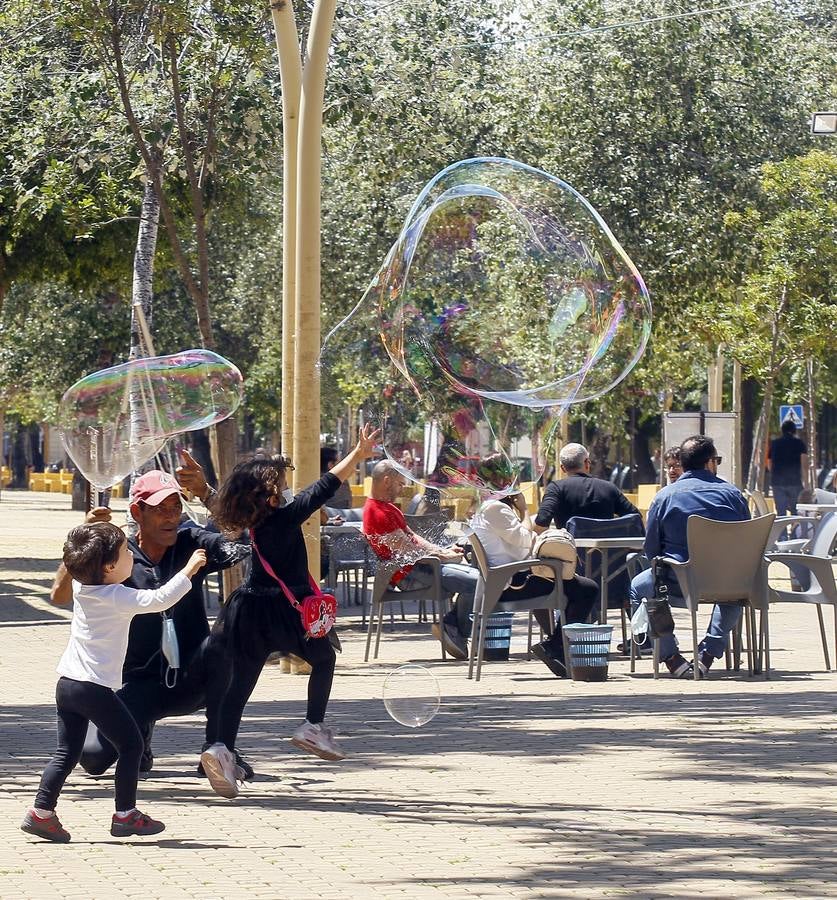 La «nueva normalidad» ya llena paseos y terrazas en Sevilla