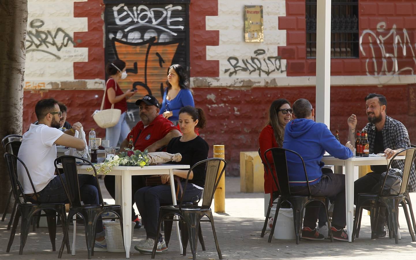 La «nueva normalidad» ya llena paseos y terrazas en Sevilla