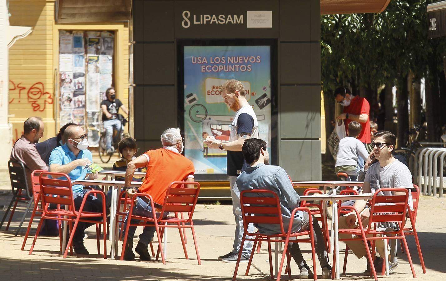 La «nueva normalidad» ya llena paseos y terrazas en Sevilla